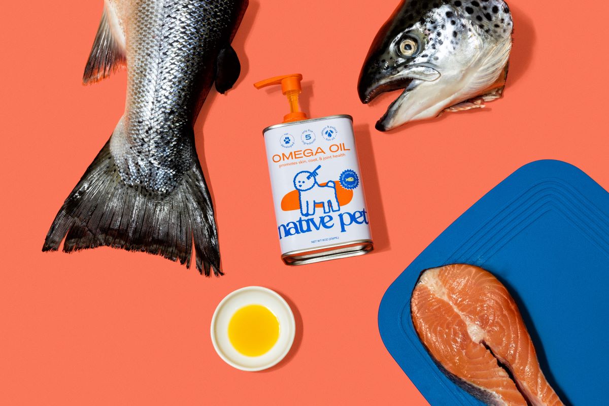 Native Pet’s Omega Oil contains wild-caught pollock oil, wild-caught salmon oil, and biotin.